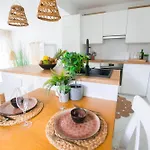 Stylish Boho Chic 10 Min Walk From شقة
