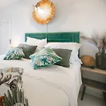 Stylish Boho Chic 10 Min Walk From *