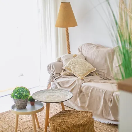 Stylish Boho Chic 10 Min Walk From *