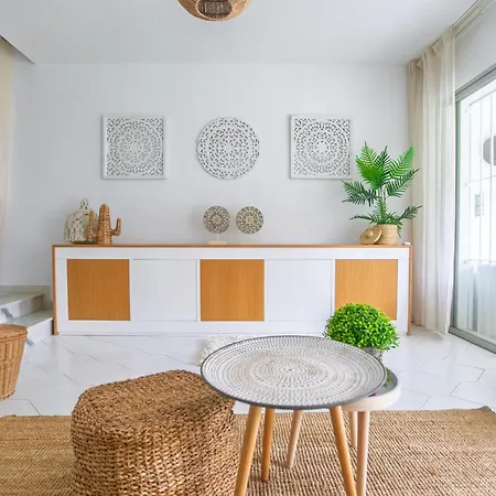 Stylish Boho Chic 10 Min Walk From *