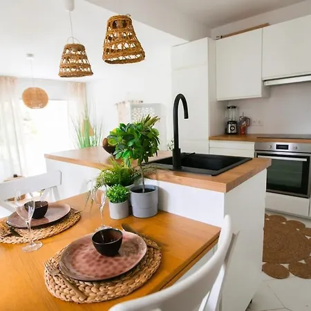 Stylish Boho Chic 10 Min Walk From Apartment