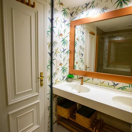 Stylish Boho Chic 10 Min Walk From *